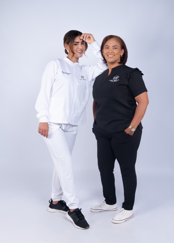 Milly junto a una integrante del equipo